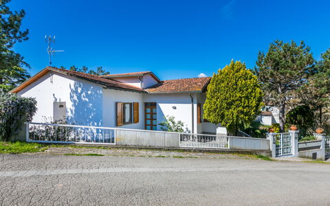 La Casa del Ponte Romano: Sky, Cloud, Water, Plant, Swimming Pool, Building, Blue, Azure, Tree, House