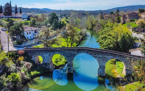 La Casa del Ponte Romano: Sky, Cloud, Water, Plant, Swimming Pool, Building, Blue, Azure, Tree, House