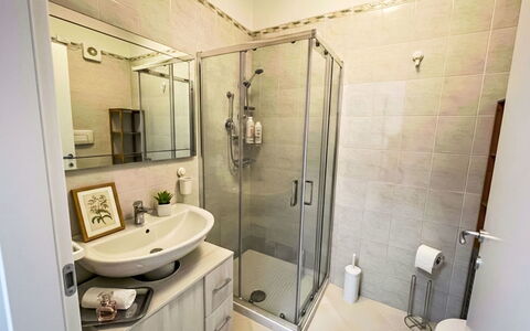 Chez Lisa: Idraulico Fixture, Bagno, Lavello, Pavimentazione, Lavandino Del Bagno, Pavimento, Interior Design, Gabinetto, Rubinetto, Mobilia