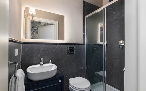 Torretta Penthouse: Bagno, Idraulico Fixture, Lavandino Del Bagno, Lavello, Interior Design, Pavimentazione, Pavimento, Rubinetto, Gabinetto, Specchio