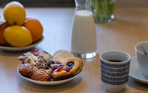 Torretta Penthouse: Cibo, Tavola, Serveware, Tazza, Dishware, Ingrediente, Bicchieri, Tazza Di Caffè, Piatto, Dolce