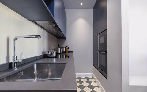 Torretta Penthouse: Cucina, Controsoffitto, Elettrodomestico Da Cucina, Interior Design, Apparecchio Major, Cabinetry, Cucina Stufa, Pavimentazione, Lavello, Elettrodomestico