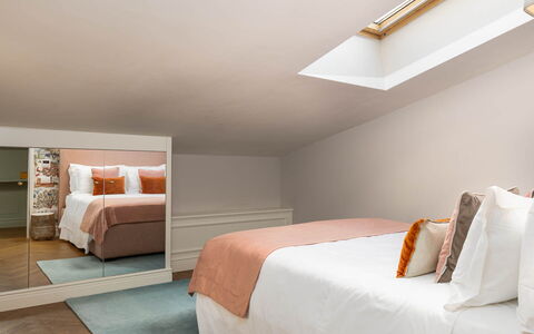 Torretta Penthouse: Interior Design, Parete, Mobilia, Legna, Camera Da Letto, Soffitto, Letto, Pavimento, Pavimentazione, Illuminazione