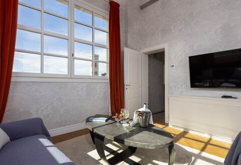 Torretta Penthouse Luxury Apartment In Florence By: Interior Design, Soffitto, Pavimentazione, Pavimento, Appartamento, Camera, Lampada, Modanatura, Soggiorno, Lampada