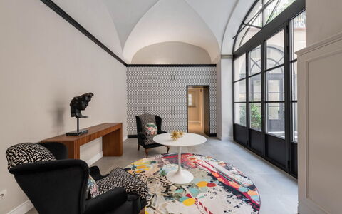 Duomo Penthouse: Tavolo, Mobilia, Proprietà, Costruzione, Interior Design, Comfort, Illuminazione, Pavimentazione, Architettura, Pavimento