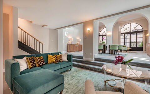 Duomo Penthouse: Mobilia, Proprietà, Tavolo, Pianta, Divano, Finestra, Pianta Della Casa, Soggiorno, Interior Design, Comfort