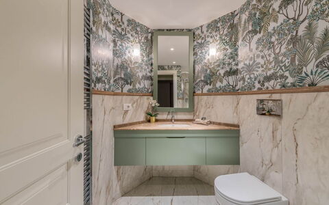 Duomo Penthouse: Specchio, Idraulico Fixture, Proprietà, Costruzione, Lavello, Bagno, Lavandino Del Bagno, Rubinetto, Interior Design, Gabinetto