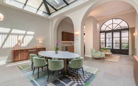 Duomo Penthouse: Tavolo, Mobilia, Proprietà, Sedia, Pianta, Finestra, Legna, Costruzione, Interior Design, Pavimento