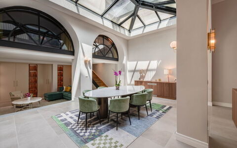 Duomo Penthouse: Mobilia, Proprietà, Tavolo, Sedia, Architettura, Interior Design, Pavimento, Pavimentazione, Legna, Immobiliare