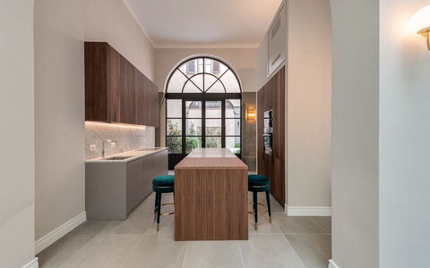 Duomo Penthouse: Proprietà, Tavolo, Costruzione, Legna, Interior Design, Illuminazione, Pavimentazione, Cabinetry, Cassetto, Pavimento