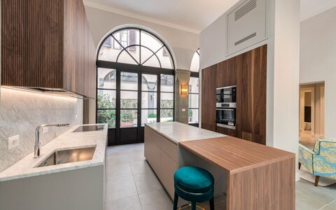 Duomo Penthouse: Mobilia, Proprietà, Tavolo, Cabinetry, Interior Design, Finestra, Legna, Sedia, Cucina, Pianta