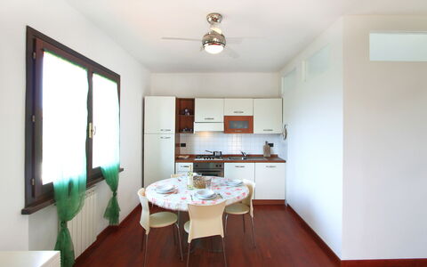 Sara: Tavolo, Legna, Sedia, Interior Design, Cucina & Sala Da Pranzo Tavolo, Pavimento, Pavimentazione, Soggiorno, Latifoglie, Immobiliare