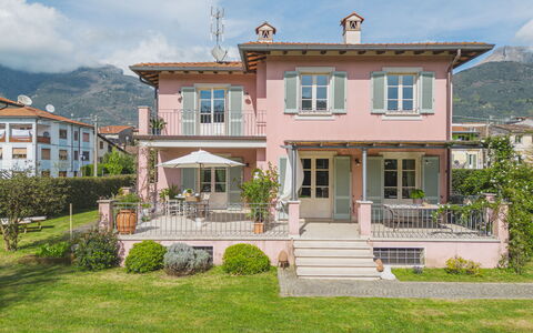 Appartamento Rosa: Pianta, Cielo, Nube, Costruzione, Finestra, Casa, Portico, Lotto, Porta, Erba