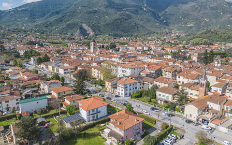 Appartamento Rosa: Nube, Cielo, Costruzione, Giorno, Proprietà, Natura, Montagna, Albero, Urban Design, Paesaggio Urbano