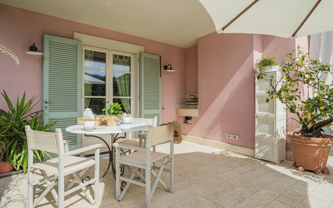 Appartamento Rosa: Pianta, Mobilia, Tavolo, Pianta Della Casa, Vaso Di Fiori, Costruzione, Sedia, Legna, Shade, Architettura
