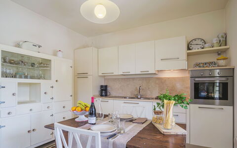 Appartamento Rosa: Cabinetry, Controsoffitto, Proprietà, Cucina, Elettrodomestico Da Cucina, Cucina Stufa, Legna, Interior Design, Illuminazione, Elettrodomestico