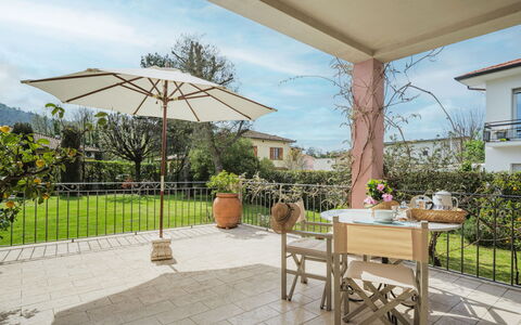 Appartamento Rosa: Pianta, Cielo, Nube, Proprietà, Costruzione, Mobilia, Tavolo, Shade, Sedia, Vaso Di Fiori