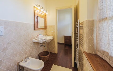 Appartamento Rosa: Specchio, Lavello, Rubinetto, Proprietà, Idraulico Fixture, Lavandino Del Bagno, Bagno, Interior Design, Costruzione, Legna