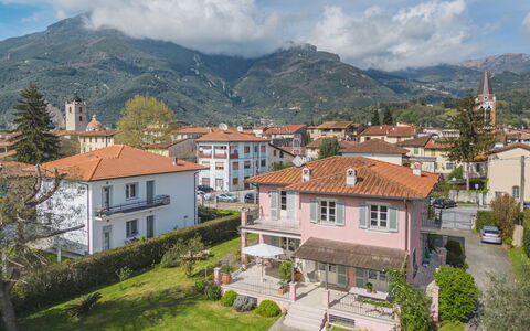 Appartamento Rosa: Nube, Cielo, Costruzione, Pianta, Proprietà, Montagna, Finestra, Casa, Albero, Architettura