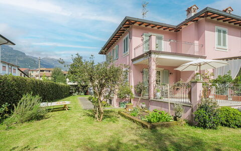 Appartamento Rosa: Pianta, Nube, Cielo, Costruzione, Proprietà, Finestra, Casa, Lotto, Erba, Albero