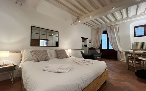 Vicolo Della Scala Rooms: Mobilia, Costruzione, Finestra, Comfort, Legna, Tavolo, Illuminazione, Interior Design, Telaio Del Letto