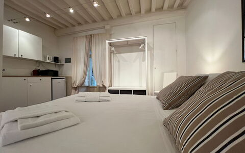 Vicolo Della Scala Rooms: Proprietà, Mobilia, Legna, Comfort, Interior Design, Costruzione, Architettura, Pavimentazione, Pavimento, Sala