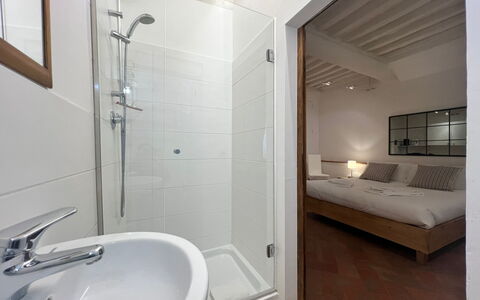 Vicolo Della Scala Rooms: Idraulico Fixture, Proprietà, Rubinetto, Soffione Doccia, Vasca Da Bagno, Costruzione, Bagno, Doccia, Doccia Bar, Interior Design