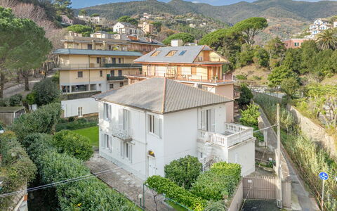 Moneglia 160: Costruzione, Zona Residenziale, Casa, Casa, Tetto, Quartiere, Insediamento Umano, Sobborgo, Balcone, Appartamento