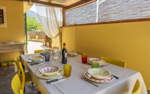 Camaiore House With Pool, La Casa Dei Ricci: Tavolo, Cibo, Tavola, Mobilia, Finestra, Sedia, Tovaglia, Bottiglia, Costruzione, Dishware