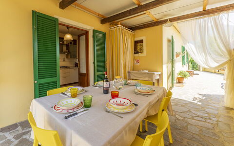 Camaiore House With Pool, La Casa Dei Ricci: Tavolo, Mobilia, Proprietà, Tavola, Sedia, Costruzione, Tovaglia, Interior Design, Legna, Tenda