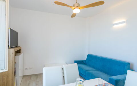 San Vincenzo 240: Tavolo, Proprietà, Divano, Ventilatore, Arancia, Illuminazione, Interior Design, Giallo, Legna, Comfort