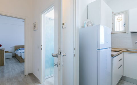San Vincenzo 240: Costruzione, Azzurro, Porta, Interior Design, Pavimento, Cabinetry, Pavimentazione, Legna