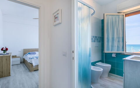 San Vincenzo 240: Blu, Costruzione, Pavimento, Pavimentazione, Legna, Finestra, Bagno, Idraulico Fixture, Latifoglie