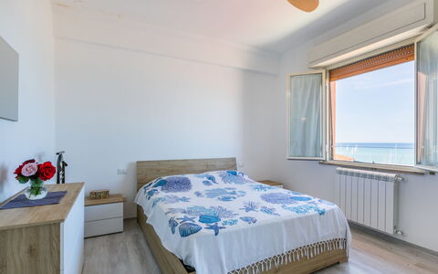 San Vincenzo 240: Mobilia, Finestra, Costruzione, Azzurro, Comfort, Legna, Ventilatore, Illuminazione, Interior Design