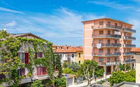 San Vincenzo 240: Nube, Cielo, Pianta, Costruzione, Finestra, Azzurro, Urban Design, Auto, Condominio, Albero
