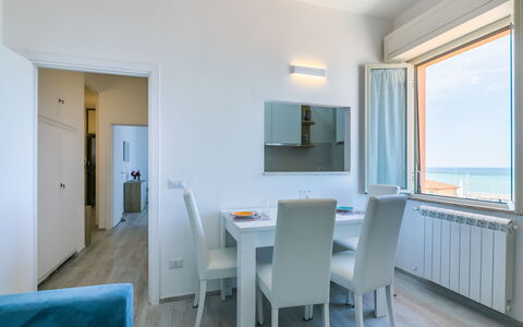 San Vincenzo 240: Mobilia, Costruzione, Tavolo, Finestra, Blu, Sedia, Legna, Interior Design, Pavimento