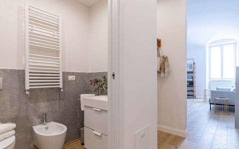 Atelier la Scala: Mobiletto Del Bagno, Lavello, Idraulico Fixture, Finestra, Lavandino Del Bagno, Legna, Bagno, Interior Design, Rubinetto