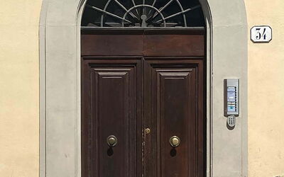 Atelier la Scala: Property, Door, Wood, Architecture, Building, Home Door, Window, House