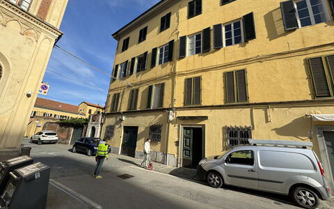 Piazza S. Romano: Auto, Ruota, Costruzione, Veicolo, Finestra, Proprietà, Cielo, Modalità Di Trasporto, Nube