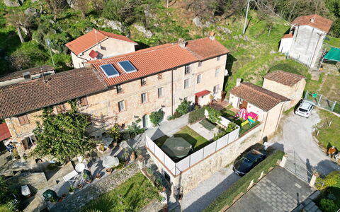 Casa Montebello: Costruzione, Finestra, Pianta, Casa, Auto, Albero, Urban Design, Tetto, Zona Residenziale, Immobiliare