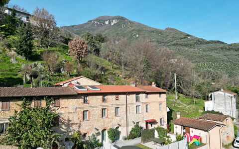 Casa Montebello: Cielo, Proprietà, Pianta, Montagna, Costruzione, Albero, Casa, Quartiere, Urban Design, Zona Residenziale