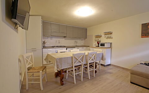 Casa Montebello: Mobilia, Tavolo, Legna, Cornice, Interior Design, Sedia, Pavimentazione, Costruzione, Pavimento, Casa