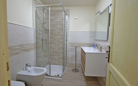Casa Montebello: Rubinetto, Lavello, Idraulico Fixture, Proprietà, Bagno, Lavandino Del Bagno, Viola, Pavimento