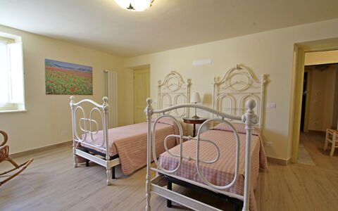Casa Montebello: Mobilia, Legna, Finestra, Costruzione, Interior Design, Comfort, Illuminazione, Pavimento, Casa, Color Legno