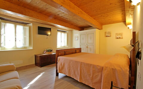 Casa Montebello: Mobilia, Finestra, Comfort, Costruzione, Legna, Lampada, Pavimento, Telaio Del Letto, Tavolo, Latifoglie