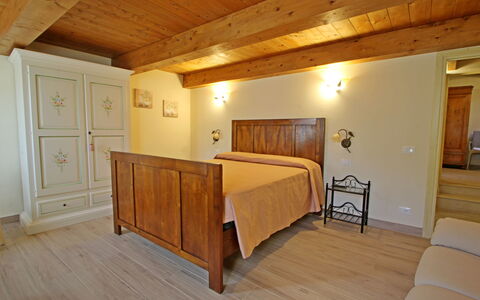 Casa Montebello: Mobilia, Legna, Costruzione, Comfort, Interior Design, Pavimento, Pavimentazione, Color Legno, Parete, Porta