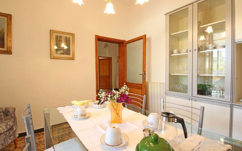 Casa Leonardo: Mobilia, Proprietà, Tavolo, Tavola, Cornice, Interior Design, Illuminazione, Legna, Sedia, Porta