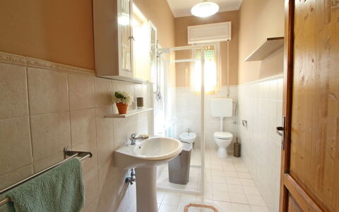 Casa Leonardo: Lavello, Idraulico Fixture, Rubinetto, Bagno, Lavandino Del Bagno, Interior Design, Costruzione, Pavimento, Pavimentazione