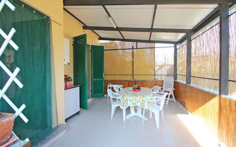 Casa Leonardo: Tavolo, Mobilia, Costruzione, Sedia, Legna, Shade, Interior Design, Pavimento, Soggiorno, Pianta