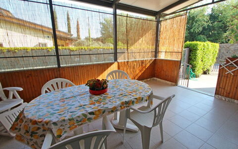 Casa Leonardo: Tavolo, Mobilia, Sedia, Pianta, Interior Design, Shade, Albero, Legna, Costruzione, Mobili Da Esterno